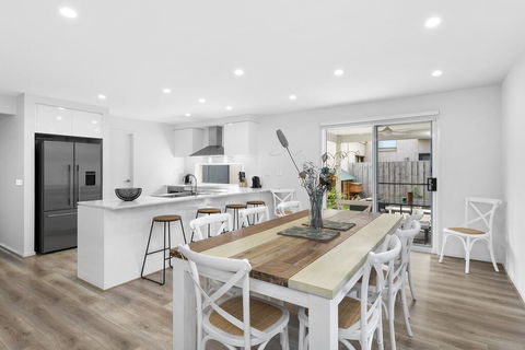 OCEAN BREEZE Family Home - Tourism Canberra 1