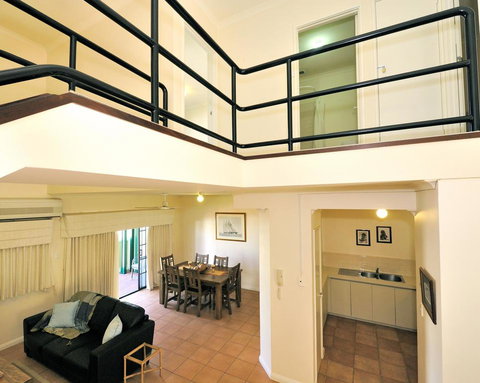 Ocean Sunsets - 2 Bedroom Converted Warehouse Apartment - Tourism Canberra 3