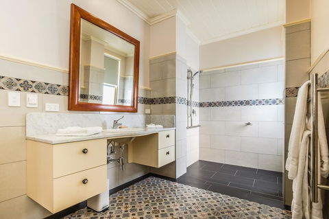 Old Bank Boutique Hotel - Tourism Canberra 1