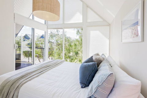 ON THE BEACH - Villa Over The Road From The Beach - Tourism Canberra 0