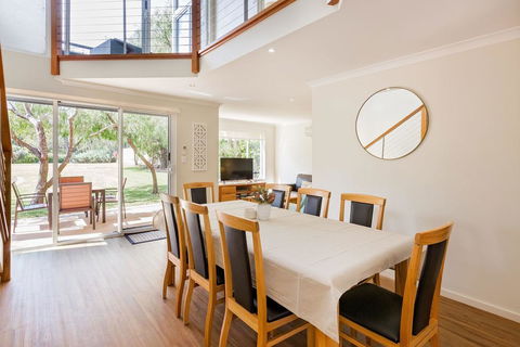 ON THE BEACH - Villa Over The Road From The Beach - Tourism Canberra 1