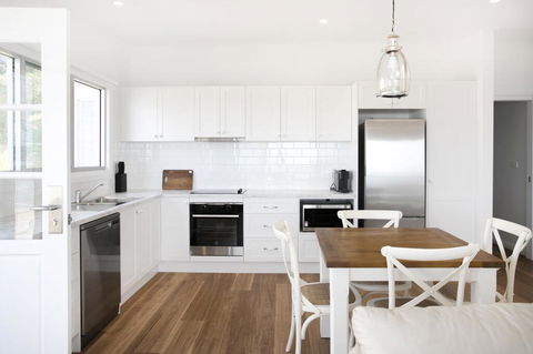 Pa's Beach House - Apartment 2 - Tourism Canberra 1