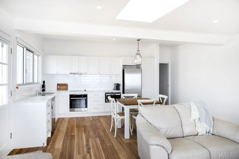 Pa's Beach House - Apartment 2 - Tourism Canberra 3