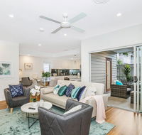 Park Avenue Townhouse Retreat Brisbane Sleeps 10 - Tourism Canberra