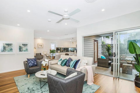 Park Avenue Townhouse Retreat Brisbane Sleeps 10 - Tourism Canberra 0