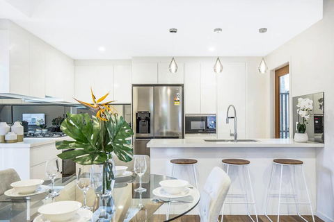 Park Avenue Townhouse Retreat Brisbane Sleeps 10 - Tourism Canberra 1