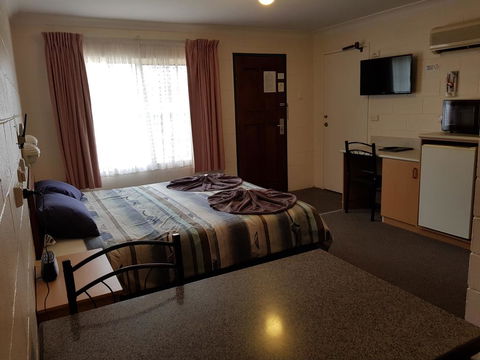 Peak Hill Golden Peak Budget Motel - Tourism Canberra 1
