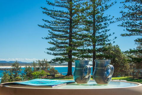PERFECTLY POSITIONED BEACHFRONT APARTMENT-GREAT LOCATION WITH OCEAN VIEWS - Tourism Canberra 0
