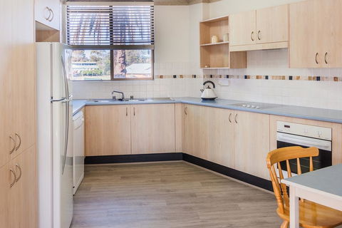 PERFECTLY POSITIONED BEACHFRONT APARTMENT-GREAT LOCATION WITH OCEAN VIEWS - Tourism Canberra 1