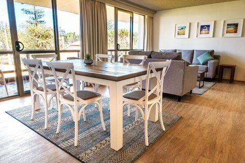 PERFECTLY POSITIONED BEACHFRONT APARTMENT-GREAT LOCATION WITH OCEAN VIEWS - Tourism Canberra 2