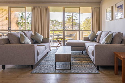 PERFECTLY POSITIONED BEACHFRONT APARTMENT-GREAT LOCATION WITH OCEAN VIEWS - Tourism Canberra 3