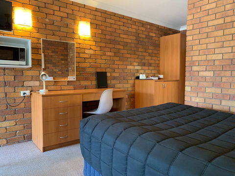 Peter Allen Motor Inn - Tourism Canberra 0