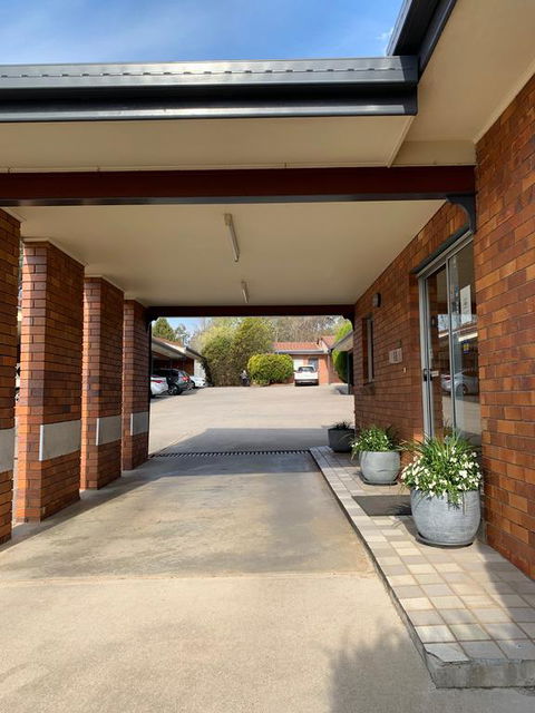 Peter Allen Motor Inn - Tourism Canberra 1