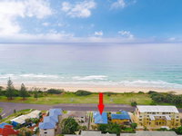 Pippi View 2 Top - across the road from the beach