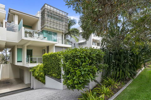 Platinum Status, Sunshine Beach - Tourism Canberra 1