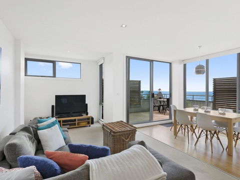 POINT GREY APARTMENT 2 - Ocean VIews With Wifi - Tourism Canberra 2