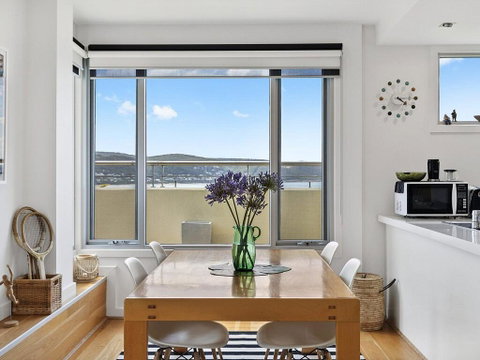 POINT GREY APARTMENT ONE - VIEWPOINT - Tourism Canberra 3