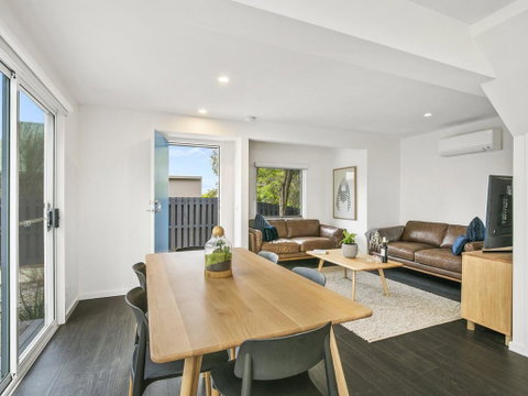 Point Roadknight Villa 3 - Tourism Canberra 1