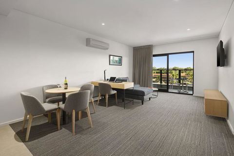 Quality Hotel Lakeside - Tourism Canberra 3