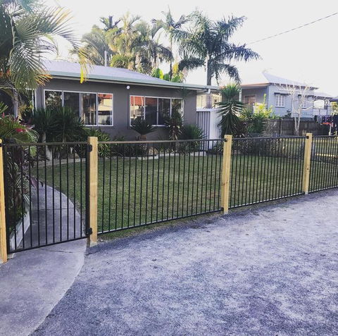 QUIRKY QUEENSLANDER 6 BEDROOM HOME - Tourism Canberra 0