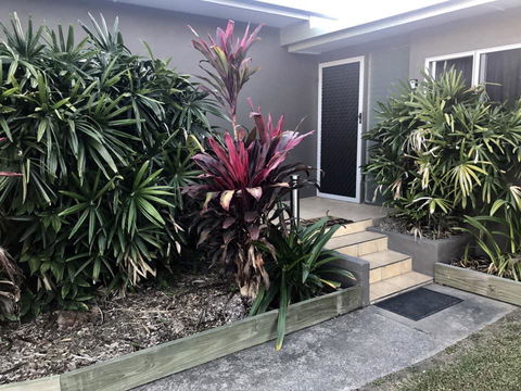 QUIRKY QUEENSLANDER 6 BEDROOM HOME - Tourism Canberra 1