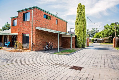 Regent Retreat - Echuca Moama Holiday Accommodation - Tourism Canberra 2