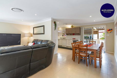 RELAXED COASTAL GETAWAY // MOMENTS TO WATERFRONT - Tourism Canberra 0