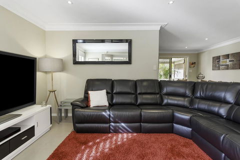 RELAXED COASTAL GETAWAY // MOMENTS TO WATERFRONT - Tourism Canberra 3