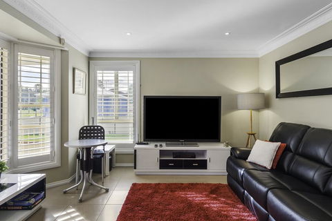 RELAXED COASTAL GETAWAY // MOMENTS TO WATERFRONT - Tourism Canberra 2