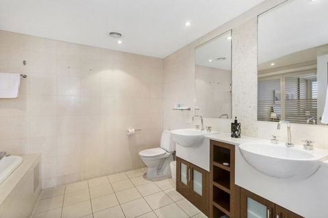 RESORT OCEAN FRONT SUITE 2222 - Tourism Canberra 1