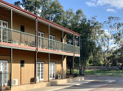 Settlers Hotel York - Tourism Canberra 3