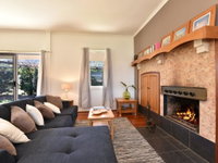 Somerville Wines Farmstay in Broke super cute house on working farm. Walk for miles.