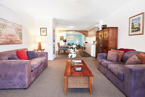 Spacious Studio With Courtyard And Extra Beds - Tourism Canberra 1