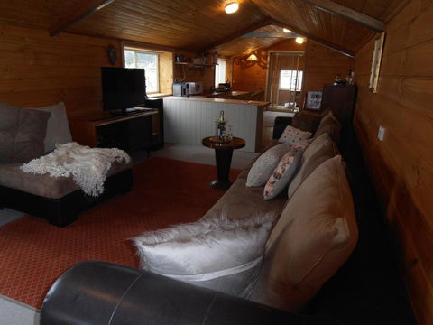 Springmead Rustic Cabin - Tourism Canberra 3