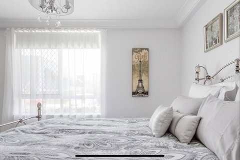 Stunning Burleigh Beach Apartment - Tourism Canberra 3