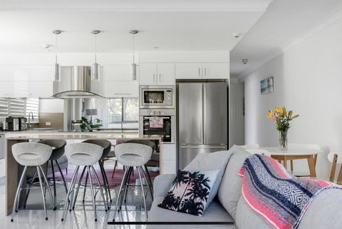 Stunning Burleigh Beach Apartment - Tourism Canberra 0