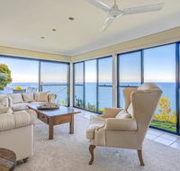 STUNNING CLIFF TOP HOME // POOL  GAMES - Tourism Canberra