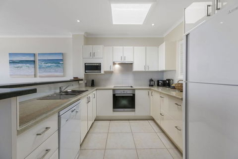 Stunning Top Floor Sunshine Beach Getaway! Unit 7 Vista Pacific 12 Bryan Street - Tourism Canberra 3