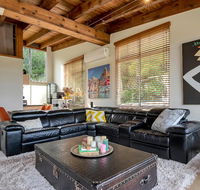 STYLISH  RELAXED LAKE HOME // NARRABEEN - Tourism Canberra