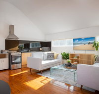 Sunlit Two-Bedroom Unit With Sprawling BBQ Deck - Tourism Canberra