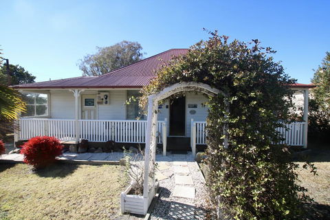Tenterfield Historic C1895 Cottage - Tourism Canberra 1