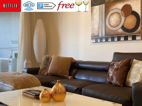 TERRACE LUX FULLY AIR 2 CAR FREE NETFLIX WIFI WINE - Tourism Canberra 0