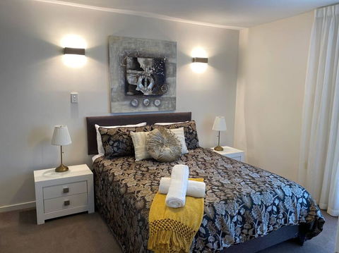 TERRACE LUX FULLY AIR 2 CAR FREE NETFLIX WIFI WINE - Tourism Canberra 1