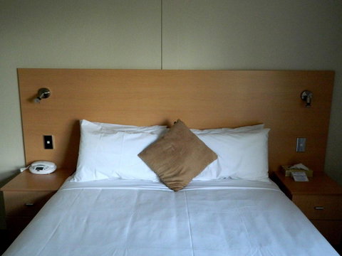 Ciloms Airport Lodge - Tourism Canberra 24