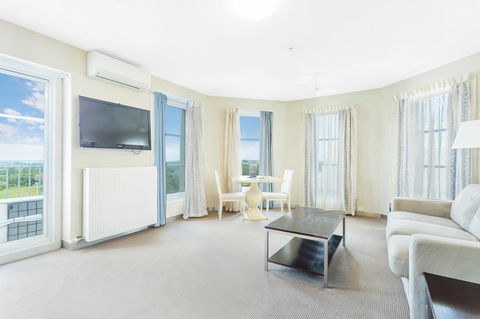 Deep Blue Hotel & Hot Springs - Tourism Canberra 29