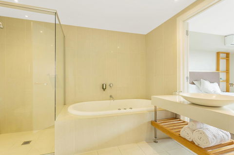 Deep Blue Hotel & Hot Springs - Tourism Canberra 20