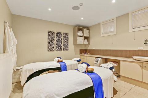 Deep Blue Hotel & Hot Springs - Tourism Canberra 19