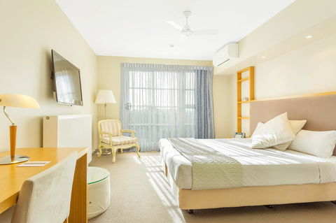 Deep Blue Hotel & Hot Springs - Tourism Canberra 14