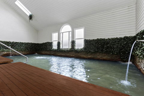 Deep Blue Hotel & Hot Springs - Tourism Canberra 12