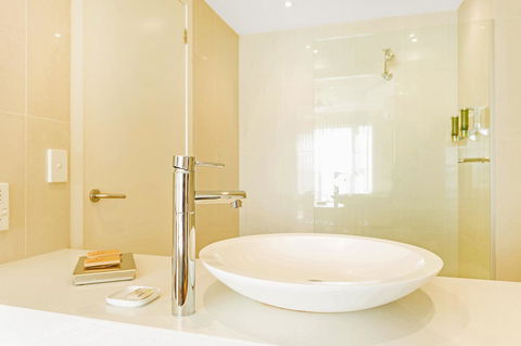 Deep Blue Hotel & Hot Springs - Tourism Canberra 21